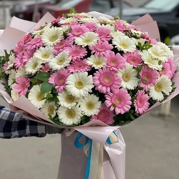 Букет из 101 герберы — Букет из 101 герберы — монобукет из гербер с выразительным акцентом на одном виде цветов.